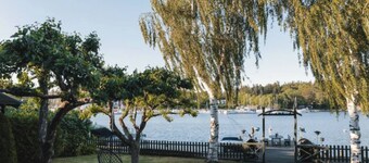 Serene Lakeside Cabin Next to the sea Just 10 Minutes From Stockholm City!