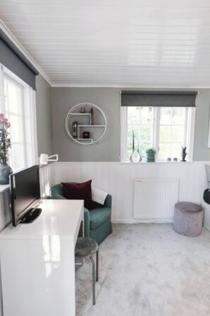 Living room - Serene Lakeside Cabin Next to the sea Just 10 Minutes From Stockholm City! (Solna)