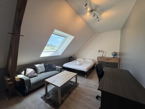 House | 4 bedrooms, iron/ironing board - House Near Le Mans Circuit With Garden (Montfort-le-Gesnois)