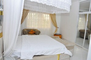 5 bedrooms, iron/ironing board, WiFi, bed sheets