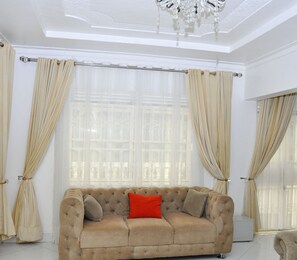 Fireplace - Entebbe's Premier Vacation Home—Sleeps 14+ with Lake Victoria view (Entebbe)