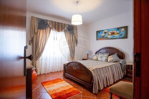 3 slaapkamers, een strijkplank/strijkijzer, wifi, beddengoed