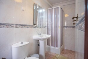 Douche, bidet, serviettes fournies, papier toilette