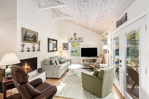 Smart TV, chimenea y oficina