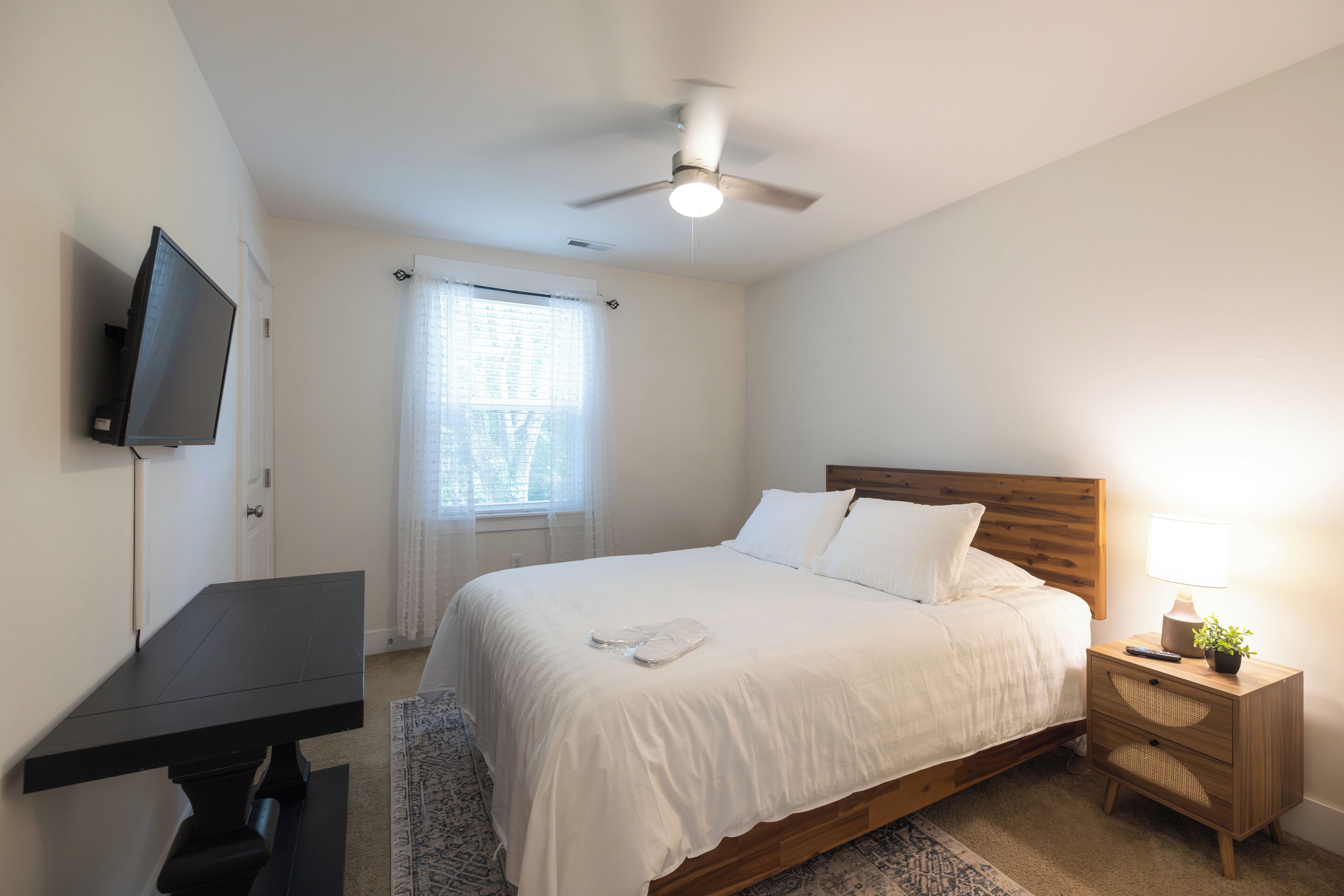 3 室のベッドルーム、デスク、アイロン / アイロン台、旅行用ベビーベッド