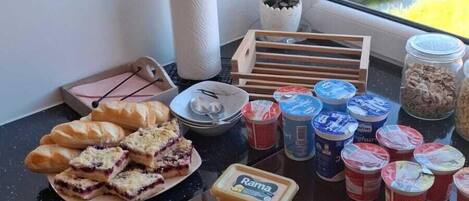 بوفيه فطور مجانًا يوميًا