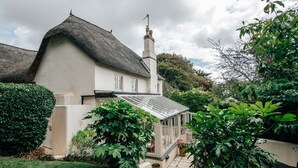 A traditional house with a thatched roof and a conservatory. - Thatchways -  a house that sleeps 7 guests  in 4 bedrooms (Thurlestone)