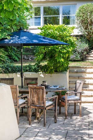 Outdoor dining - Thatchways -  a house that sleeps 7 guests  in 4 bedrooms (Thurlestone)