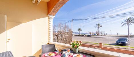 Apartment | Outdoor dining