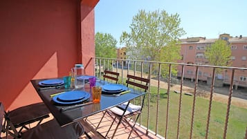 Apartment | Outdoor dining