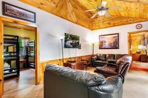 Téléviseur connecté, foyer, table de baby-foot, table de ping-pong