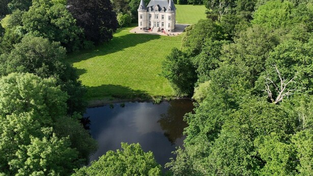 A large, historic castle surrounded by lush greenery and a small body of water. - Coin de Paix - Château de Launay (Saint-Vincent-sur-Oust)