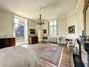 Luksushuone, 1 suuri parisänky, näköala puutarhaan | Silitysrauta/-lauta, ilmainen Wi-Fi