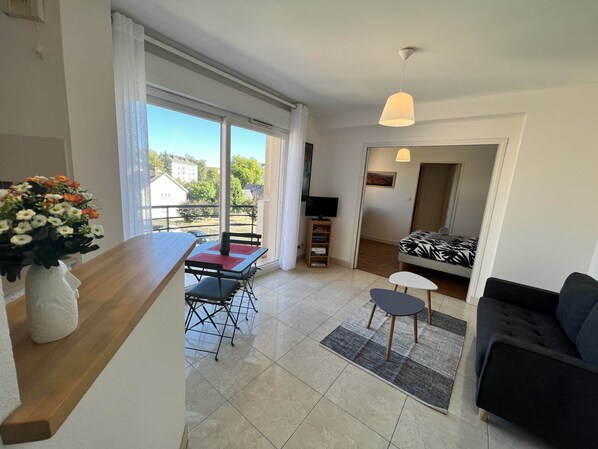 Apartment | Living room - Bright City Escape With Parking (Le Mans)