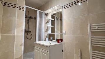 Apartment | Bathroom