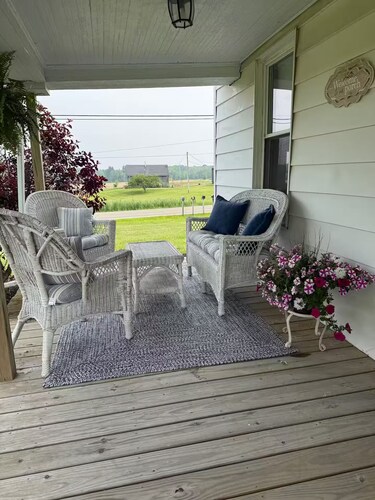 Charming 3-bedroom farmhouse with AC, WiFi in quaint Austinburg