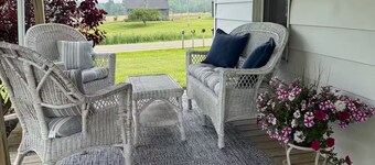 Charming 3-bedroom farmhouse with AC, WiFi in quaint Austinburg