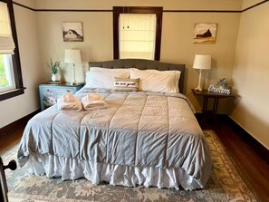 3 bedrooms, WiFi, bed sheets - Charming 3-bedroom farmhouse with AC, WiFi in quaint Austinburg (Austinburg)