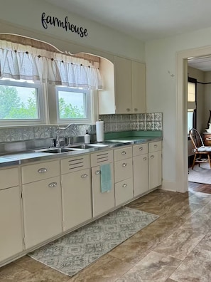 Interior - Charming 3-bedroom farmhouse with AC, WiFi in quaint Austinburg (Austinburg)