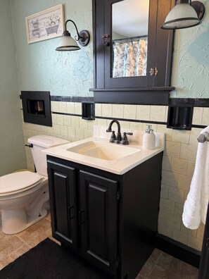 Haartrockner, Handtücher, Seife, Toilettenpapier