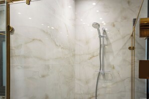 Dusche, Handtücher, Seife, Toilettenpapier