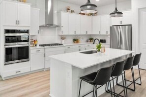 Micro-ondes, four, plaque de cuisson, lave-vaisselle