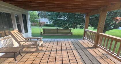 Charming 3-bedroom Country Porch Home with AC, WiFi in Welcoming Town of Dayton