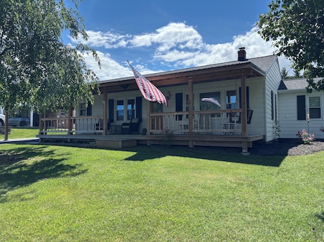 Exterior. Charming 3-bedroom Country Porch Home with AC, WiFi in Welcoming Town of Dayton