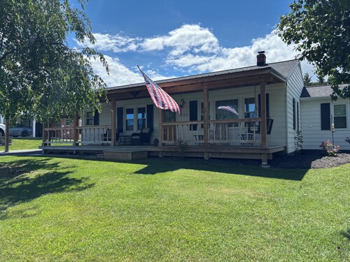 Charming 3-bedroom Country Porch Home with AC, WiFi in Welcoming Town of Dayton