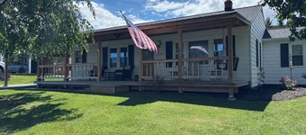 Charming 3-bedroom Country Porch Home with AC, WiFi in Welcoming Town of Dayton