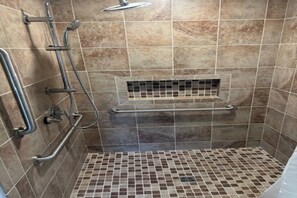 Een douche, handdoeken, toiletpapier