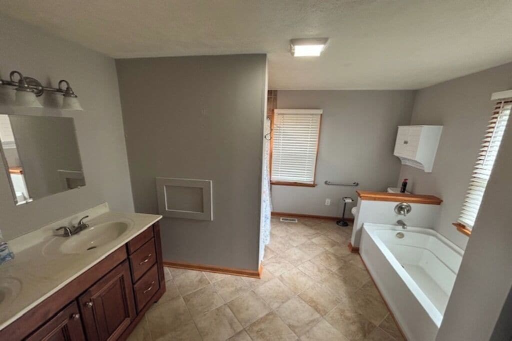 Douche, serviettes fournies, papier toilette