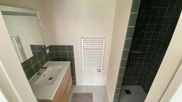 Hårføner, håndklær, såpe og toalettpapir