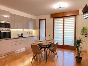 Microwave, oven, stovetop, dishwasher - Scent of Helichrysum - Panoramic 6th Floor Flat, Bright, New & Well Connected (Cagliari)