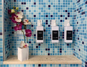 Shower, hair dryer, bidet, towels - Scent of Helichrysum - Panoramic 6th Floor Flat, Bright, New & Well Connected (Cagliari)