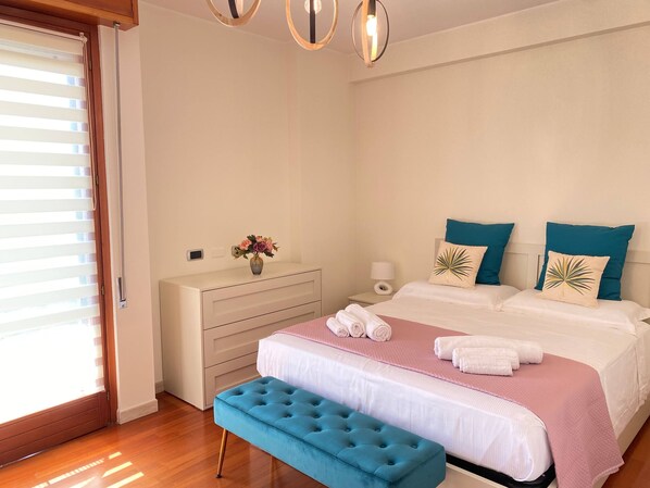 3 bedrooms, in-room safe, WiFi, bed sheets - Scent of Helichrysum - Panoramic 6th Floor Flat, Bright, New & Well Connected (Cagliari)