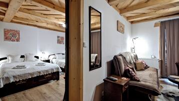 Family Suite with Balcony | Verdunkelungsvorhänge, Bügeleisen/Bügelbrett, kostenloses WLAN