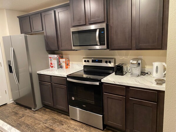 Micro-ondes, four, plaque de cuisson, lave-vaisselle