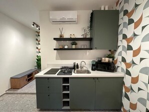 Réfrigérateur, micro-ondes, plaque de cuisson, cafetière/bouilloire