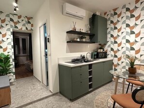 Frigorífico, microondas, placa de cocina y cafetera o tetera