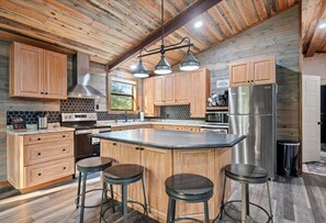 Private kitchen - Fall Special on Glover River-Floatin Daze Cabin (Broken Bow)