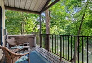 Outdoor spa tub - Fall Special on Glover River-Floatin Daze Cabin (Broken Bow)
