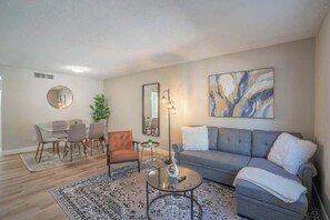 TV - Heart of Scottsdale | Pool, Gym, Balcony, Parking (Scottsdale)