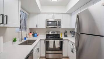 Een koelkast, een magnetron, een oven, een kookplaat