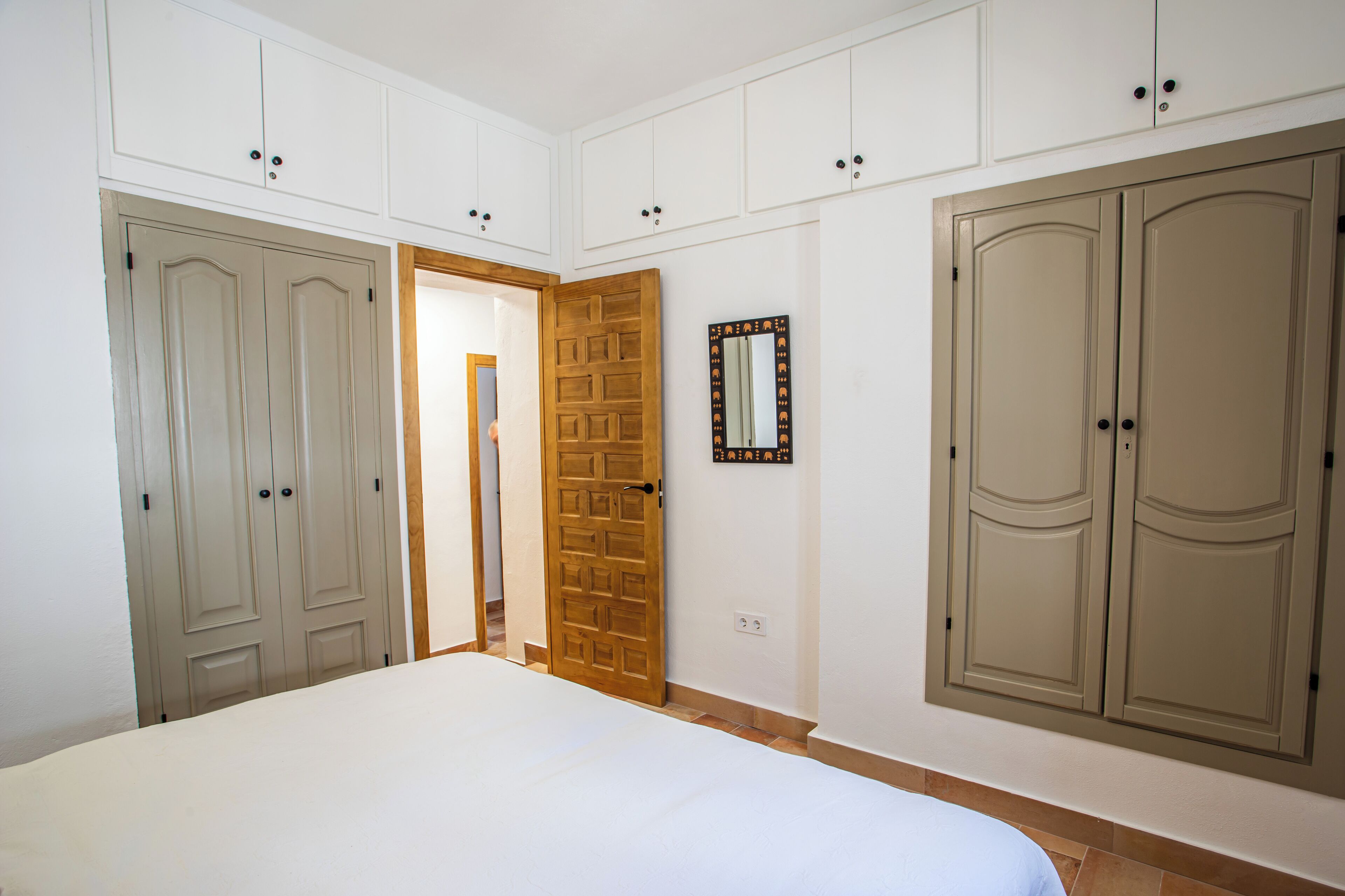 4 bedrooms, iron/ironing board, WiFi (free), bed sheets