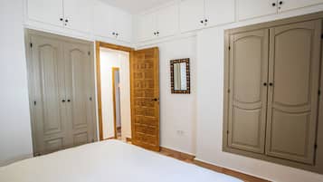 4 bedrooms, iron/ironing board, WiFi (free), bed sheets