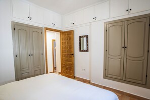 4 chambres, fer et planche à repasser, Wi-Fi gratuit, draps fournis