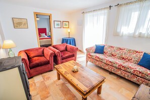 Een smart-tv, een open haard en boeken