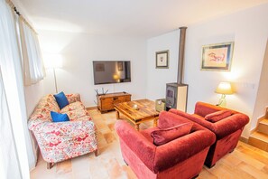 Een smart-tv, een open haard en boeken