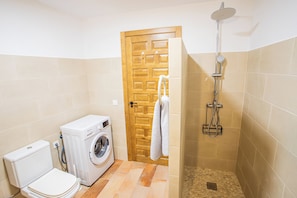 Douche, sĂšche-cheveux, serviettes fournies, savon